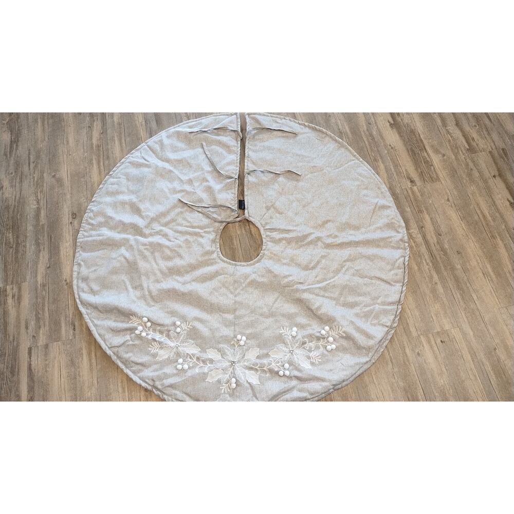 Christmas tree skirt decorated with flowers and snowflakes Gray/white color